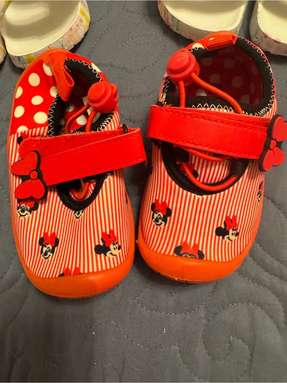 3 PAIR OF LITTLE GIRLS SHOES - SANDALS & A PAIR OF MINNIE MOUSE WATER SHOES